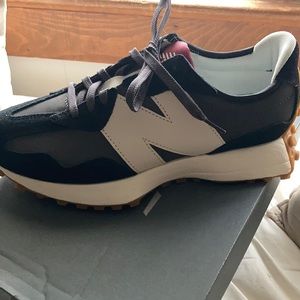 New Balance black 327 7:5